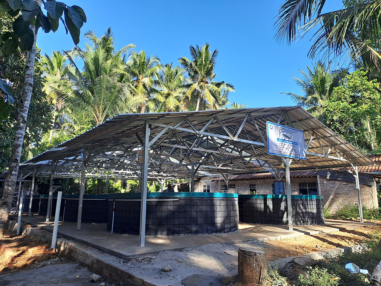 Instalasi kolam bioflok terpal bundar yang dinaungi atap baja ringan